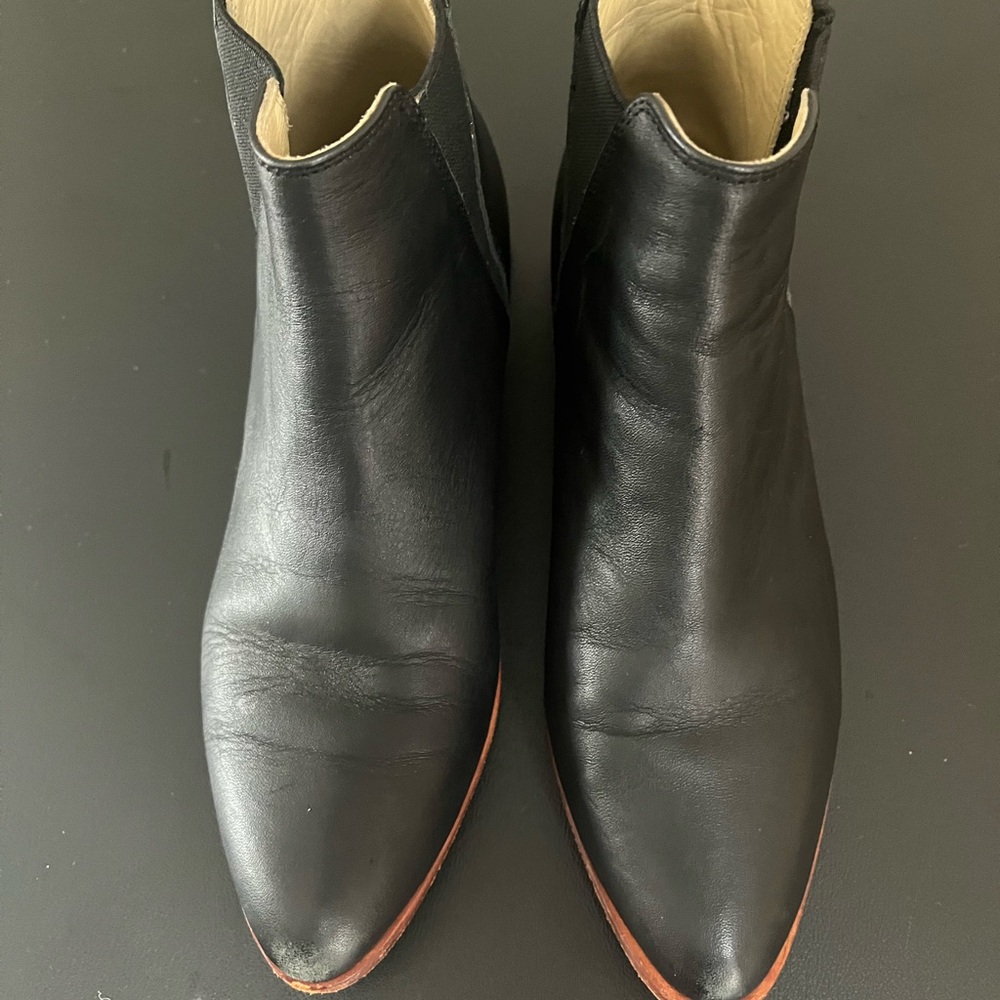 Nisolo Black Leather Chukka Boots with Brown Trim